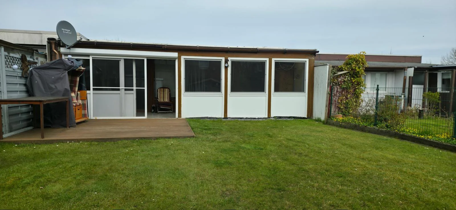 Außenansicht des Ferienhauses mit Garten in Bensersiel