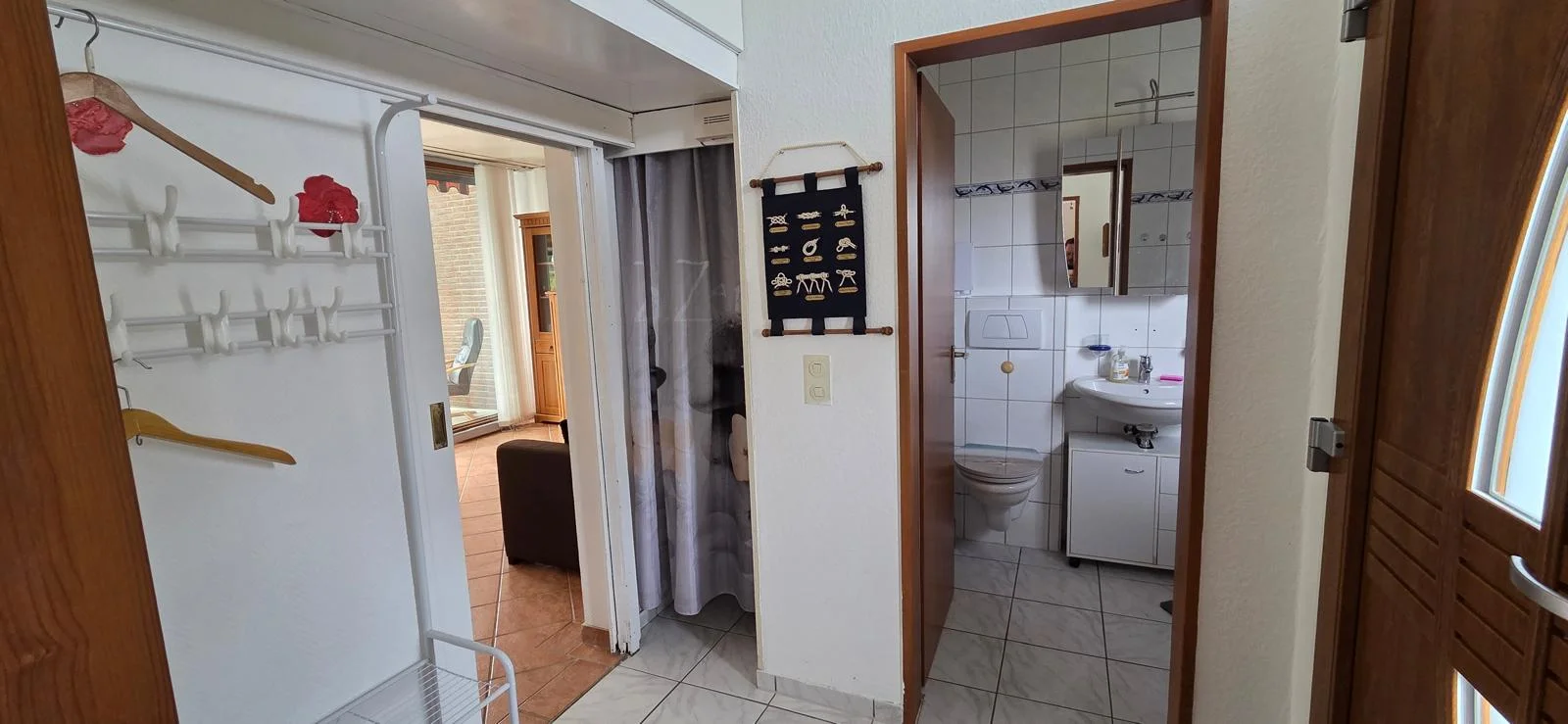 Eingangsbereich mit Garderobe und Gäste-WC
