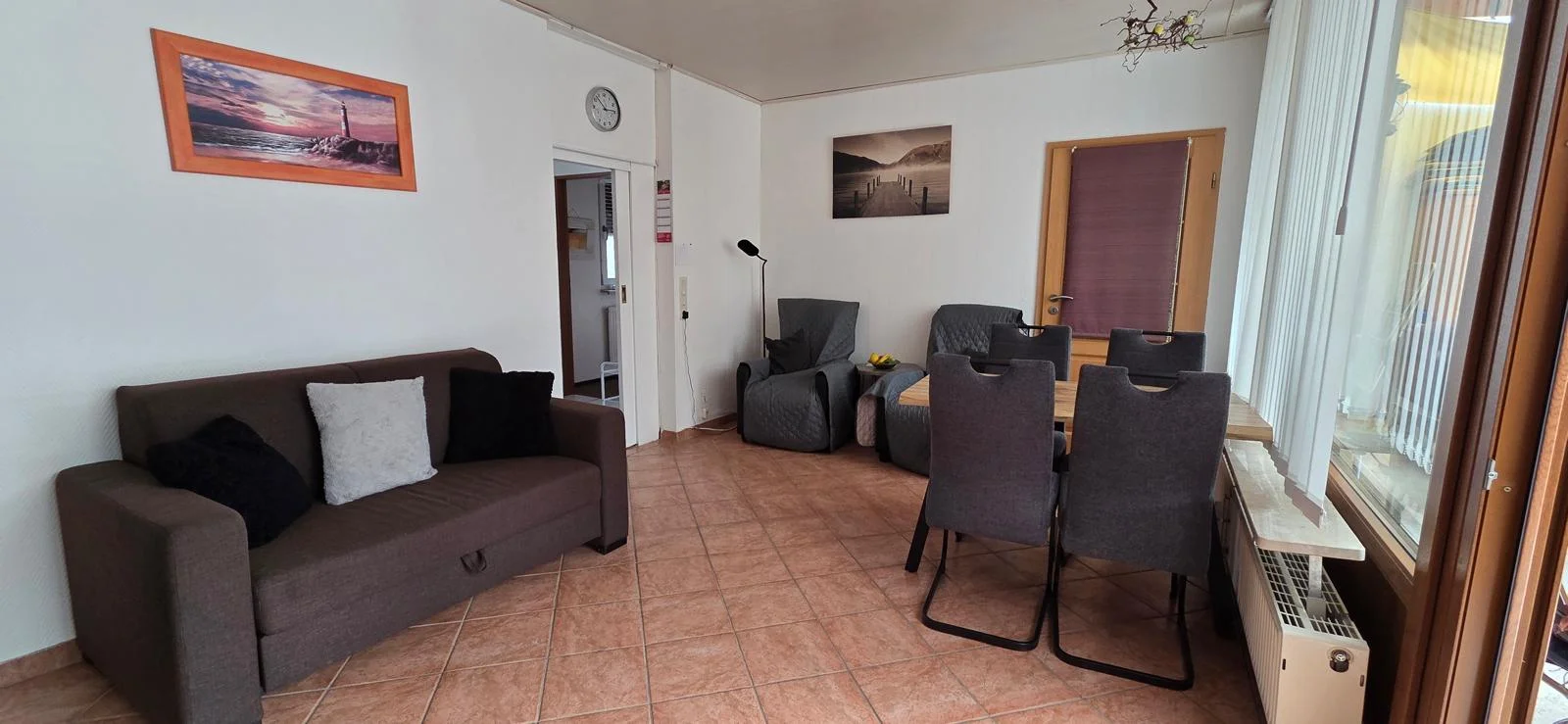 Wohnbereich mit Sofa und Essplatz