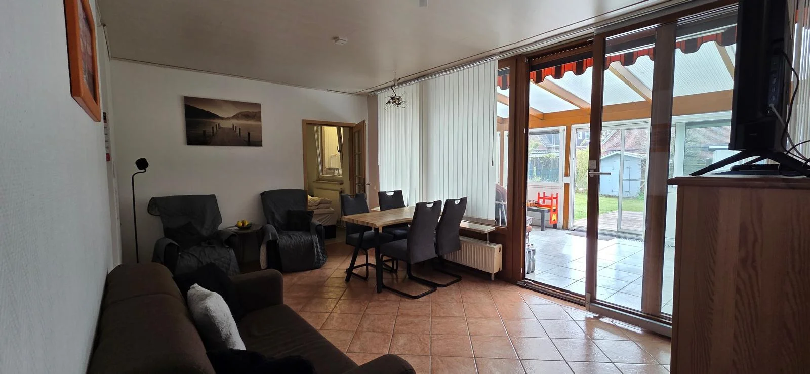 Offener Wohnbereich mit Blick zum Wintergarten und zur Terrasse