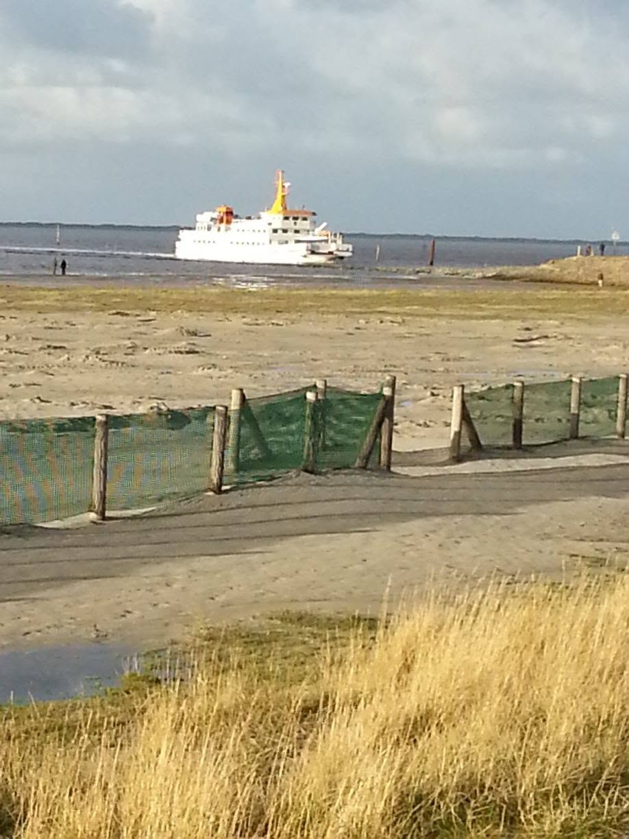 Inselfähre vor der Küste, vom Strand aus gesehen