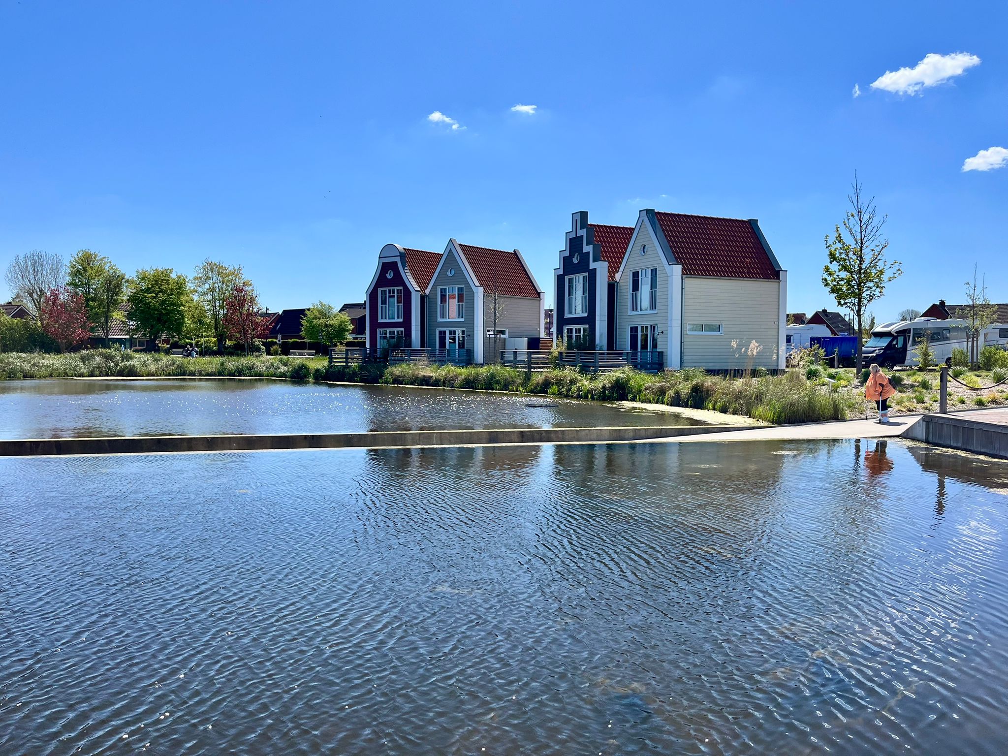 Ferienhäuser am Wasserbecken in der Feriensiedlung