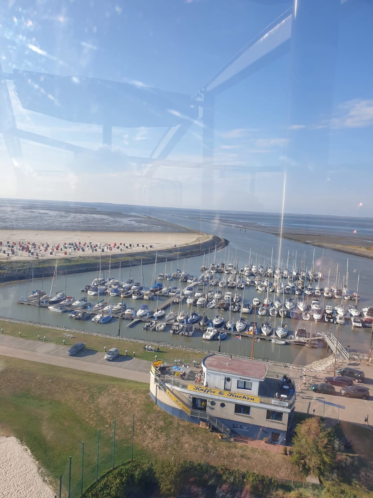 Blick über den Yachthafen Bensersiel und den Strand