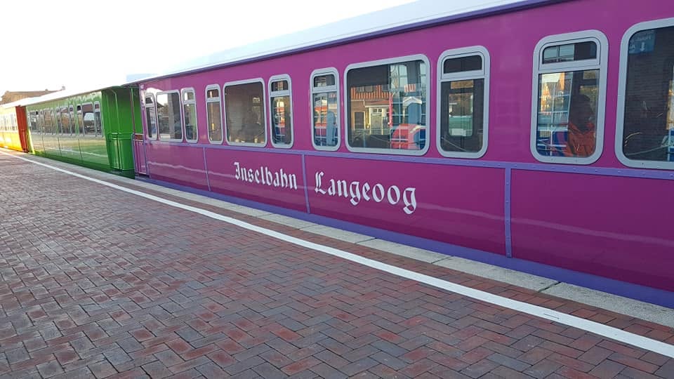 Inselbahn auf Langeoog — per Fähre ab Bensersiel erreichbar