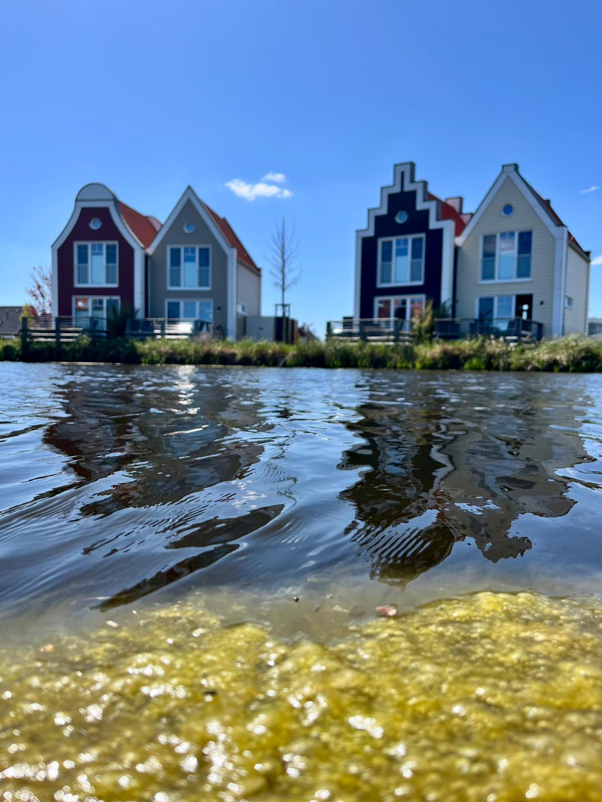 Ferienhäuser spiegeln sich im Wasser