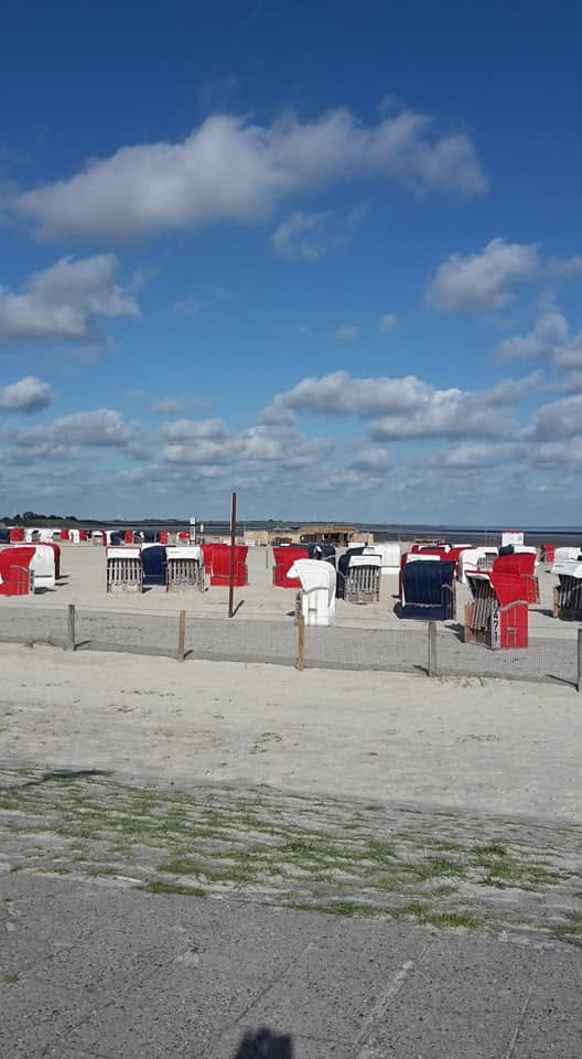 Strandkörbe am Sandstrand von Bensersiel