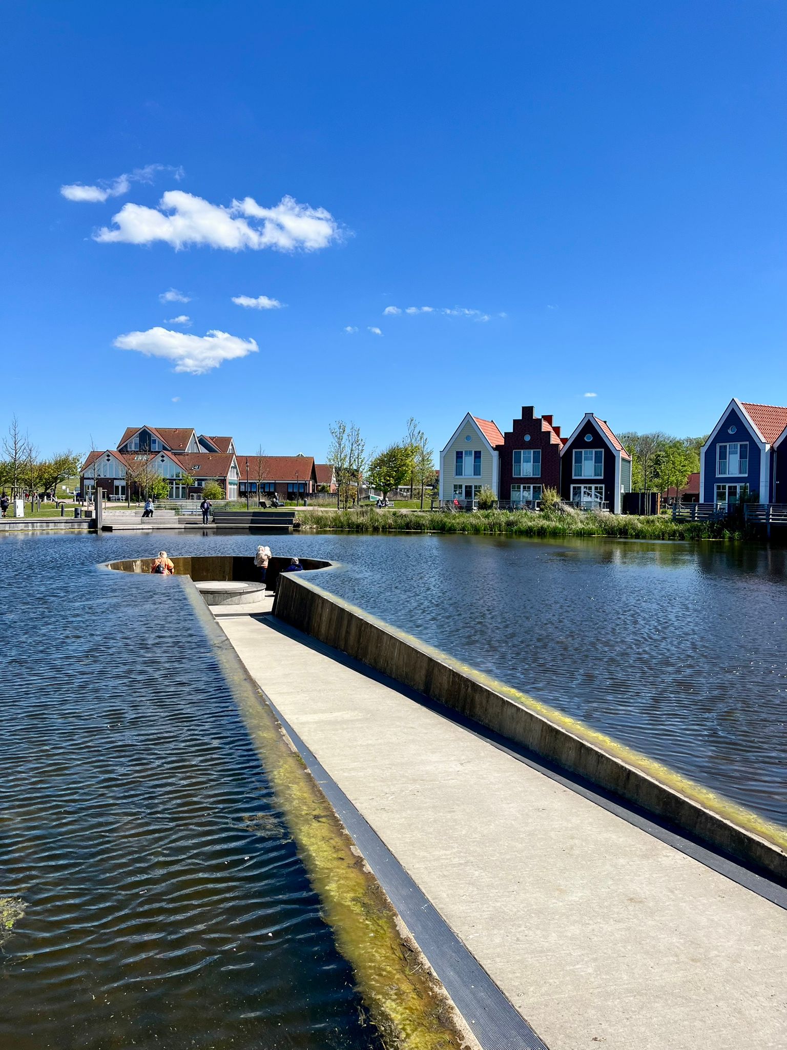 Steg über das Wasserbecken der Feriensiedlung