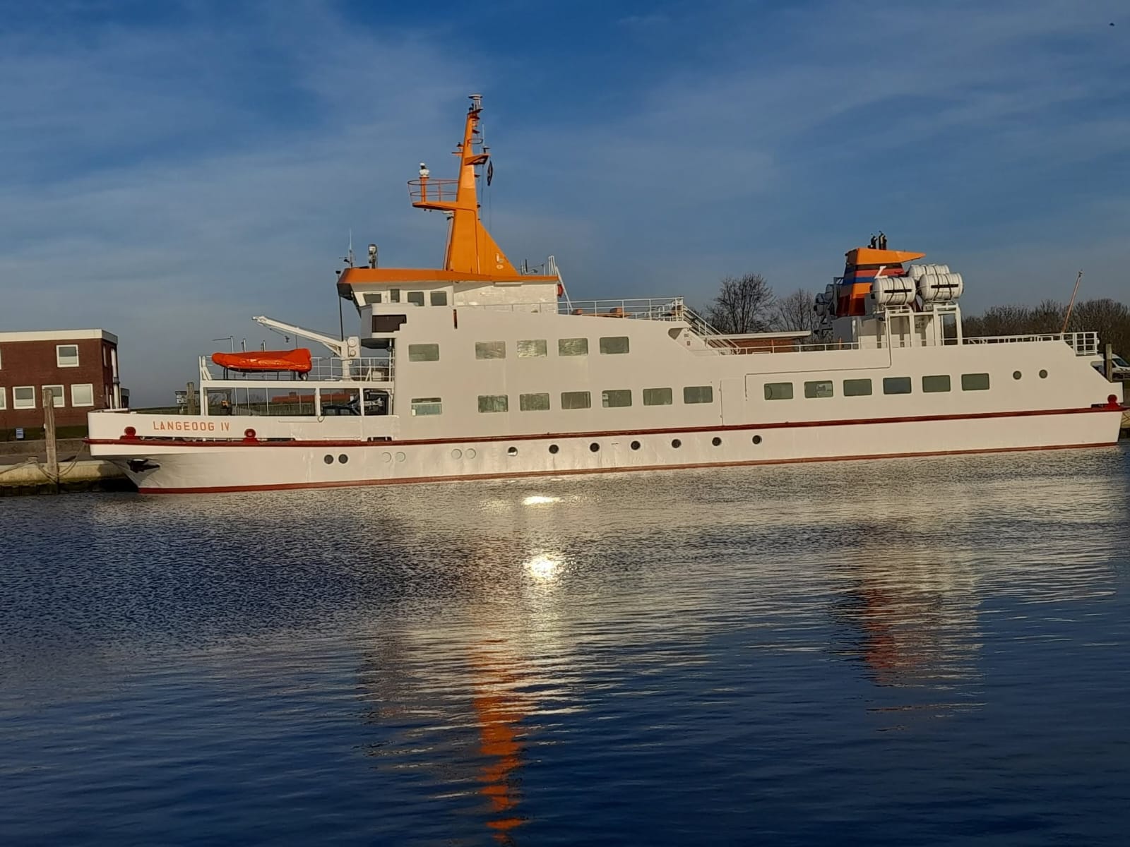 Inselfähre nach Langeoog im Hafen Bensersiel