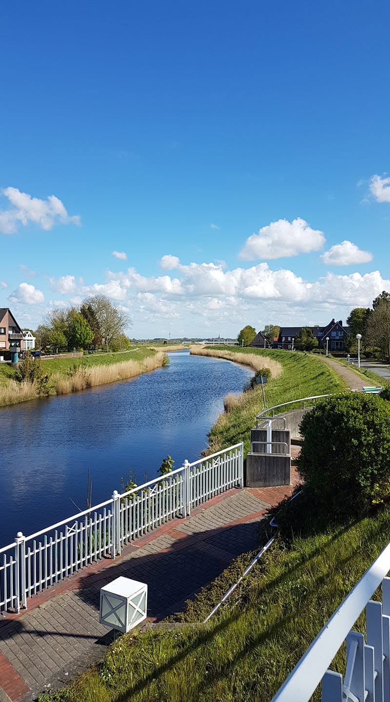 Blick über den Sielkanal mit Rad- und Fußweg am Ufer
